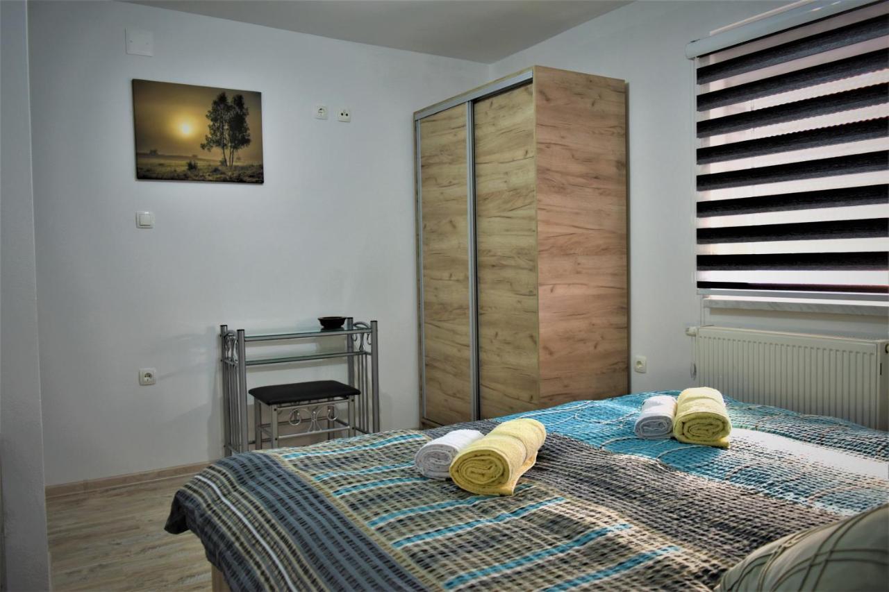 Guest House Tonka Оточац Экстерьер фото