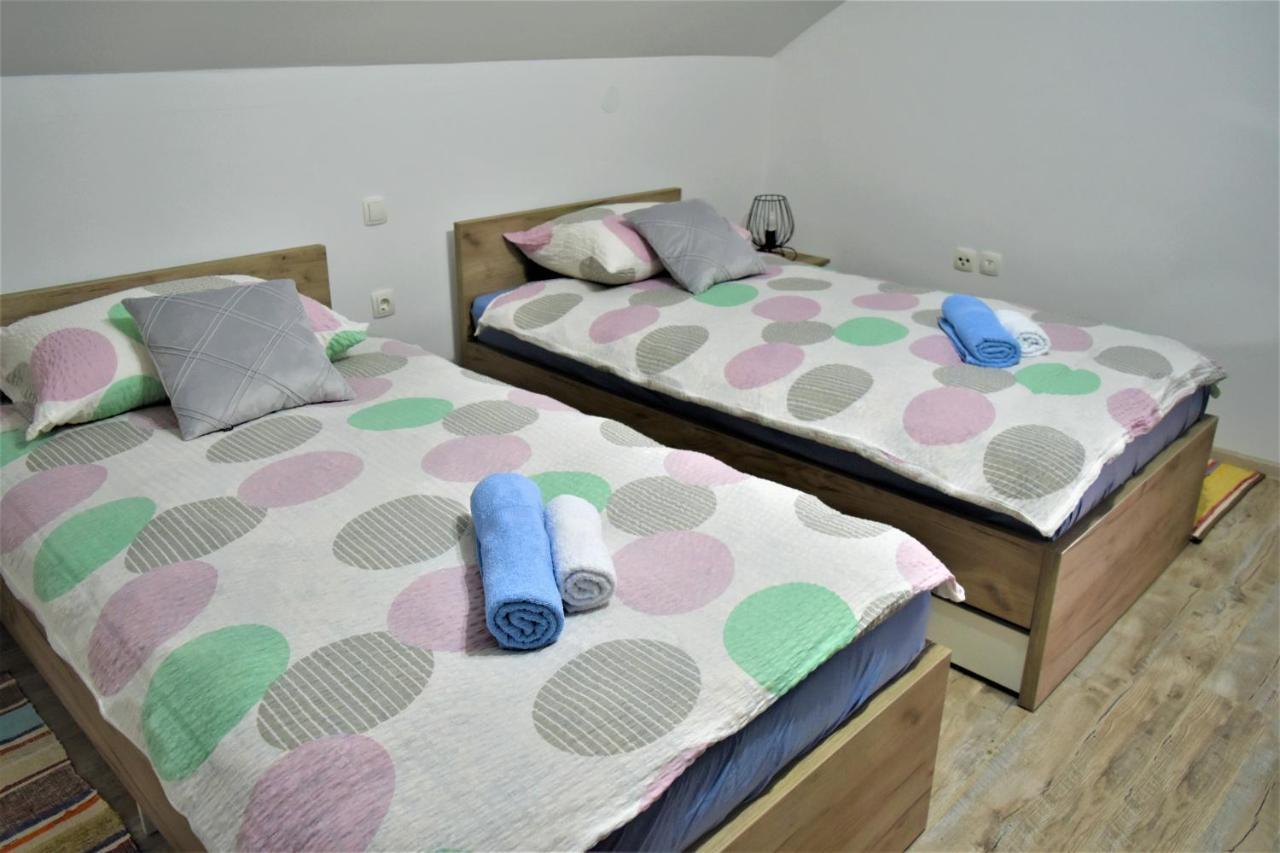 Guest House Tonka Оточац Экстерьер фото