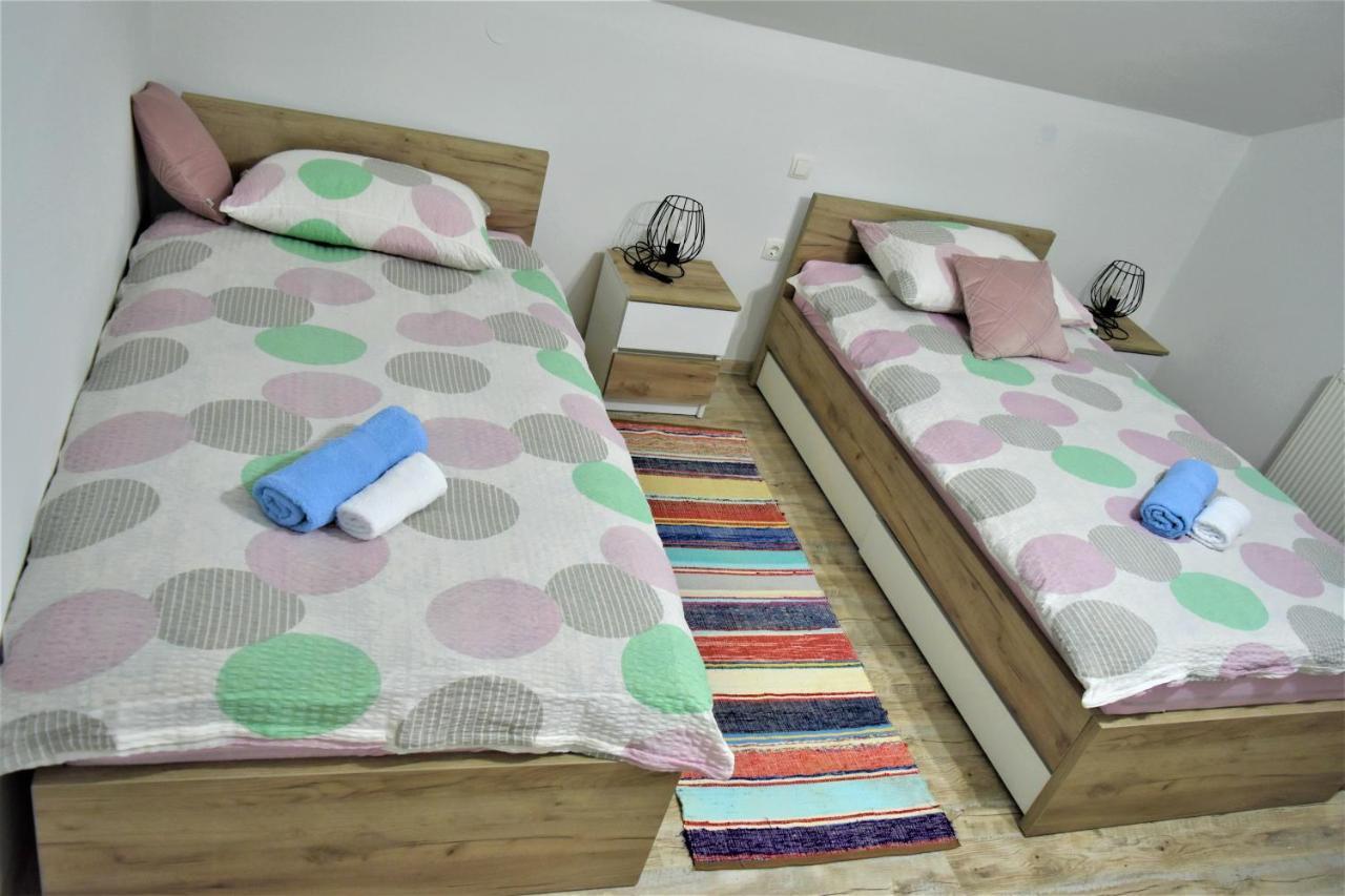 Guest House Tonka Оточац Экстерьер фото