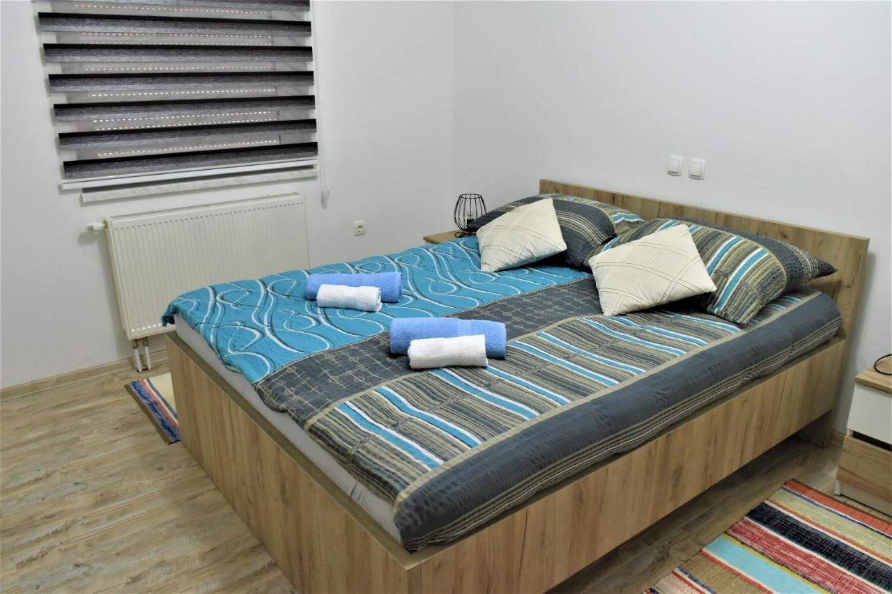 Guest House Tonka Оточац Экстерьер фото